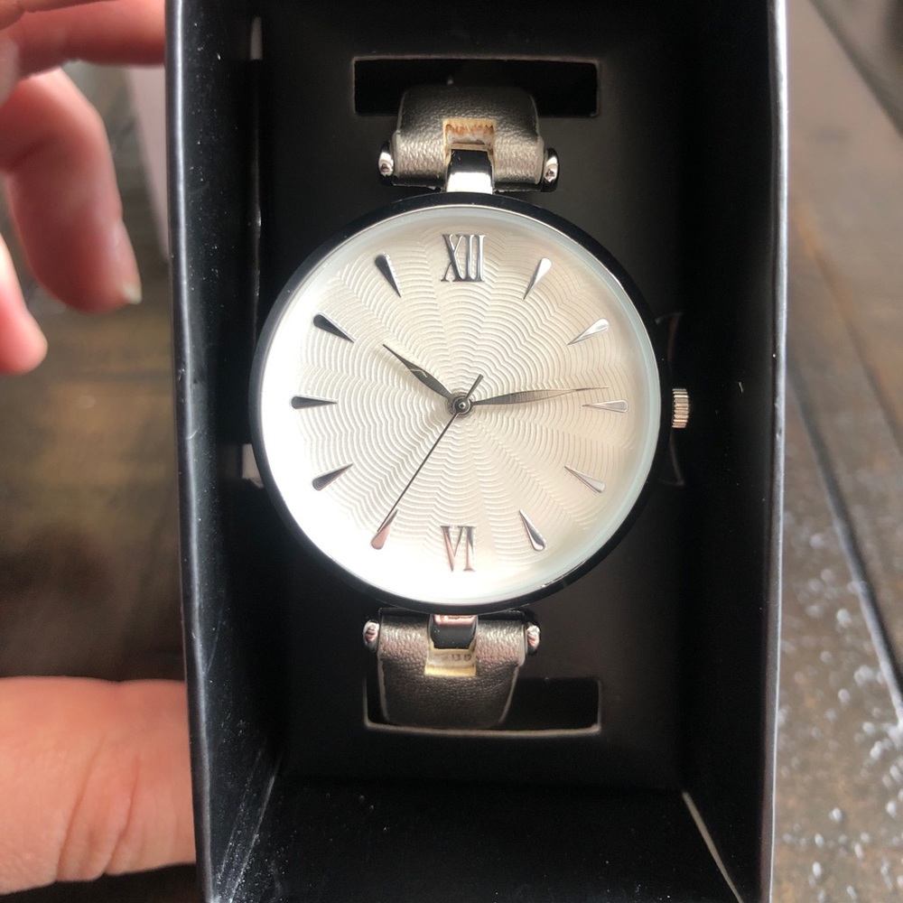 Avon silver strap quartz watch white face